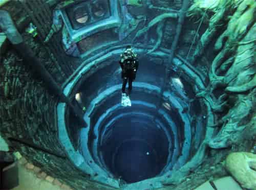 世界上最深的潜水游泳池